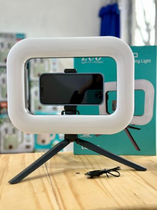 Aro cuadrado de luz con tripo