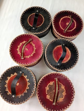 Porta platos de 100% cuero fabricados por nosotros mismos!