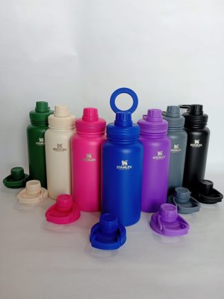 Botella térmica de Stanley 800ml. 9n pico a rosca y trae una tapa de respuesto