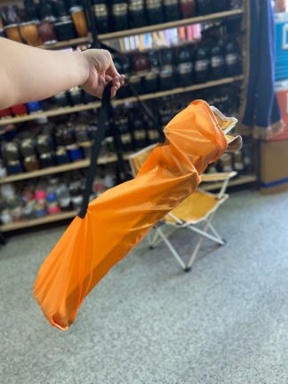 Silletas medianas plegables naranja con estructuras blancas (silla de camping)