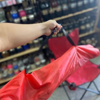 Silletas grandes plegables rojas con estructuras negras (silla de camping)