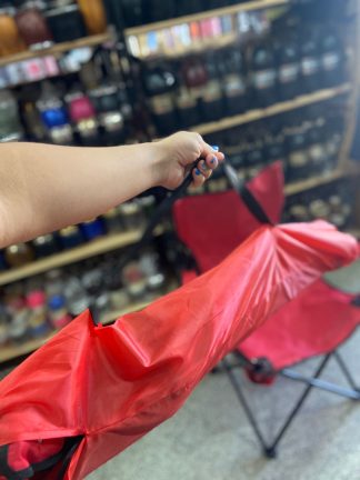 Silletas grandes plegables rojas con estructuras negras (silla de camping)