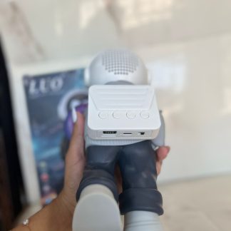 Parlante astronauta con universo