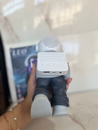 Parlante astronauta con universo