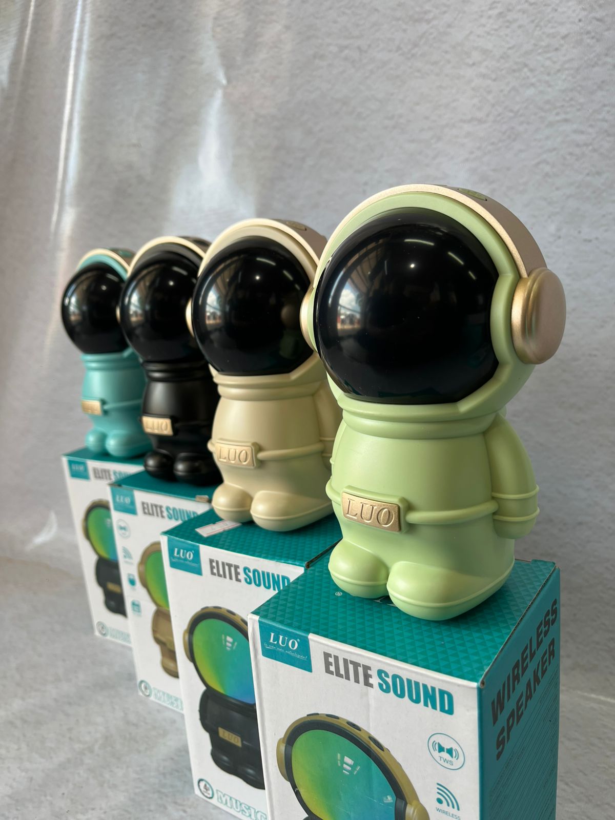 Parlante marca LUO Carga USB Buen sonido Luces en la cara del astronauta