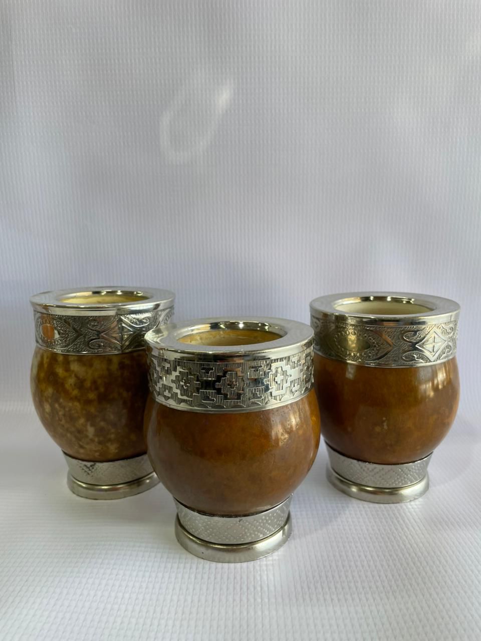 Mate de calabaza con virola de alpaca y base de acero