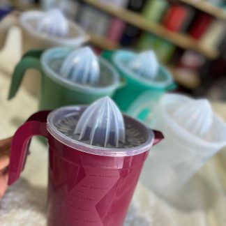 Combo Jarritas Plasticas con Exprimidor de Frutas
