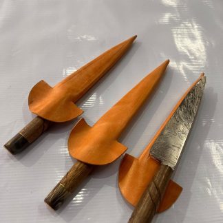 Cuchillo campero hoja de disco varado con punta de bronce y vaina de cuero 14cm