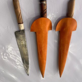 Cuchillo campero de 16cm Hoja de disco arao con punta de bronce y mango de madera baina de 100% cuero
