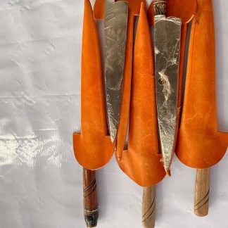CUCHILLO CAMPERO de 24cm Hoja de disco arao con punta de bronce y mango de madera con una vaina de cuero