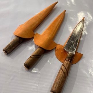 Cuchillo campero Hoja de disco varado con la punta de bronce y baina de 100% cuero 12cm