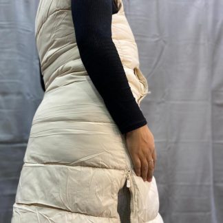 Chaleco de mujer largo tipo puffer tela lisa rompeviento con cierres y botones aberturas laterales