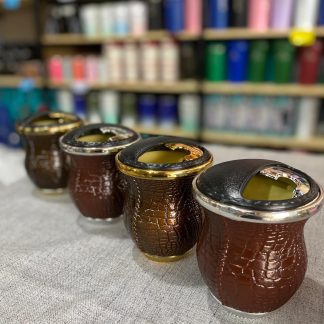 Mate croco, pvc por dentro, media tapa, su tapa es giratoria y permite cubrir toda la virola