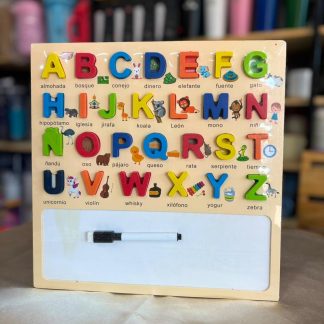 Pizarra de madera con letras y fibron