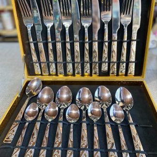 Set de cubiertos romanos con detalles en dorado y material resistente