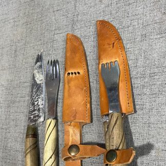 Combo Cuchillo y Tenedor Artesanal con Vainas de Cuero y Puntera de Bronce