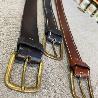 Cintos de cuero con hebilla de bronce