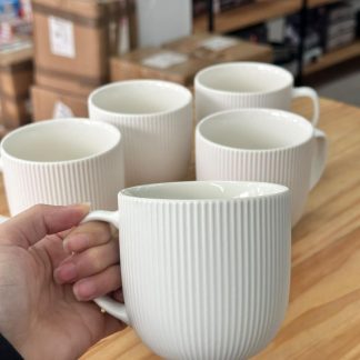 Taza blanca con relieve