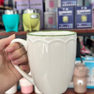 Taza blanca con relieve