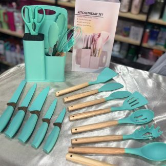 Set de utensilios incluye tabla, tijera, cuchillo, batidor, espátula, cucharón y mucho más
