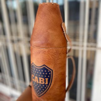 Porta botella de 1L forrado en cuero diseños de Boca, River y caballo