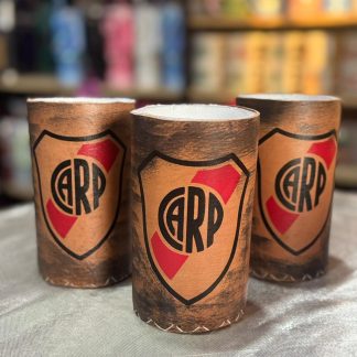 Porta lata De hisopor por dentro forrado en cuero por fuera Tenemos de boca y river