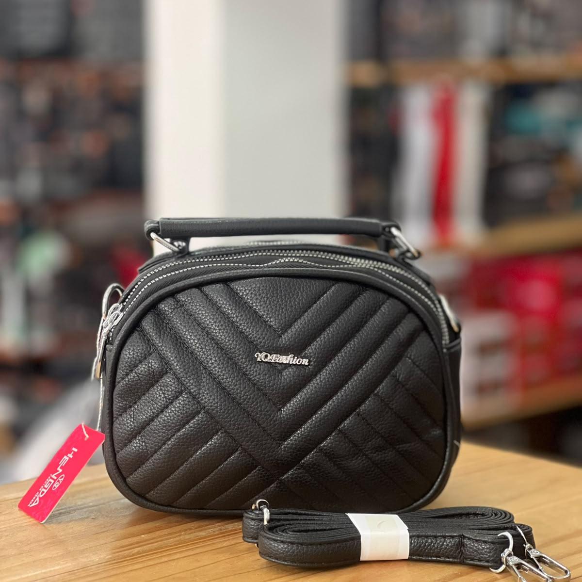 Cartera de mano con correa
