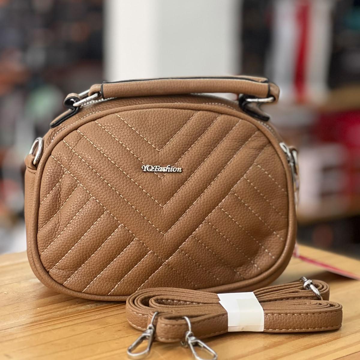 Cartera de mano con correa