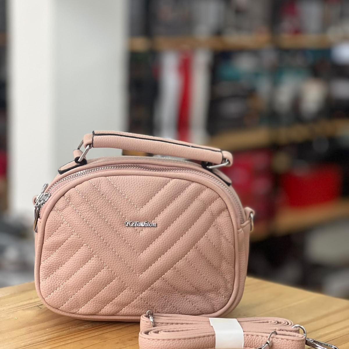 Cartera de mano con correa