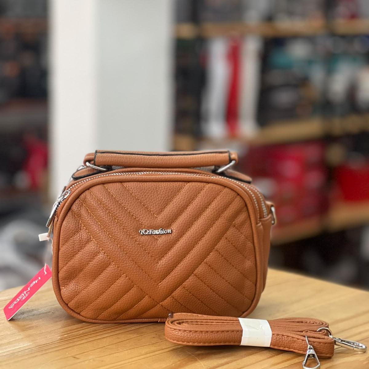 Cartera de mano con correa