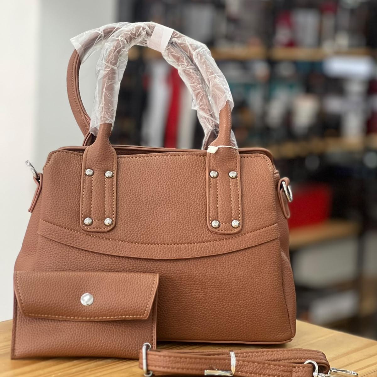 Cartera de mano con correa