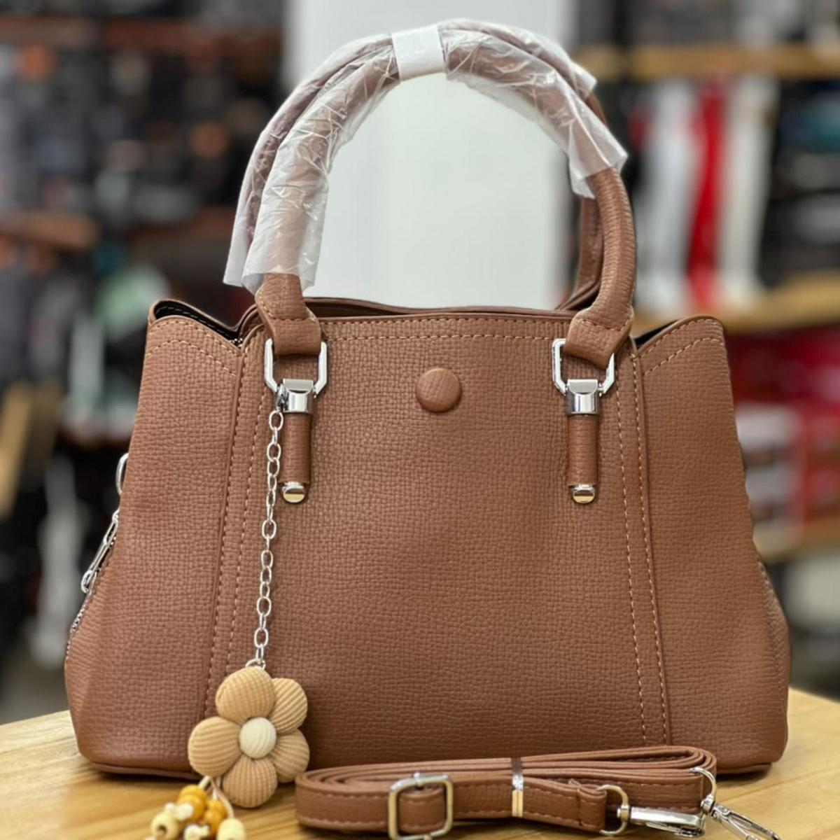 Cartera de mano con correa