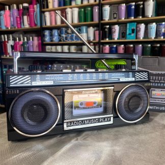 PARLANTE RETRO Diseño tipo radio vintage RADIO/ MUSIC PLAYER Ideal para el hogar, negocio o regalo Incluye recarga con panel solar