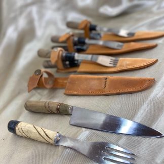 Cubierto artesanal Cuchillo con hoja de disco, puntera de bronce. Tenedor de acero Vaina de cuero
