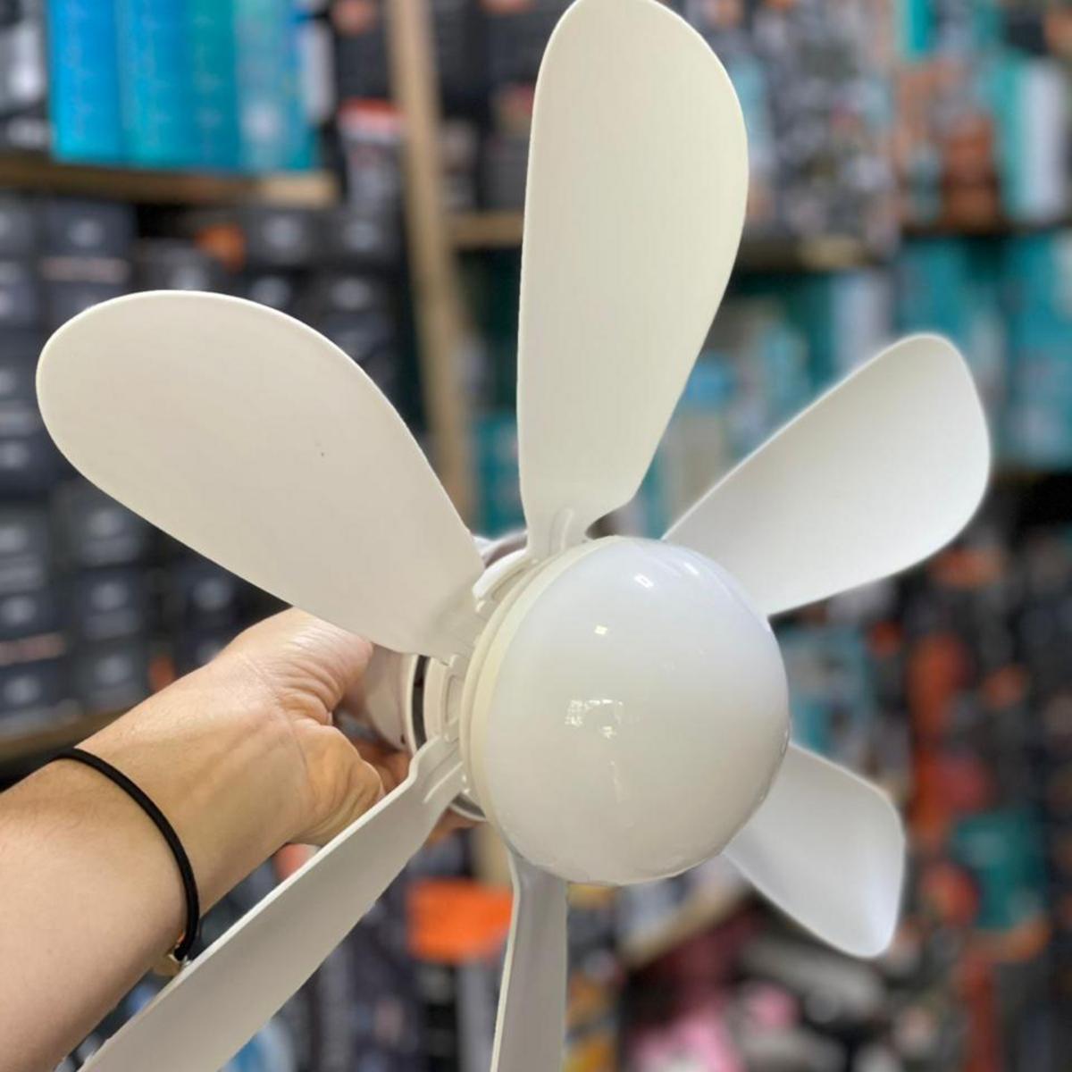 Foco LED con ventilador y control remoto