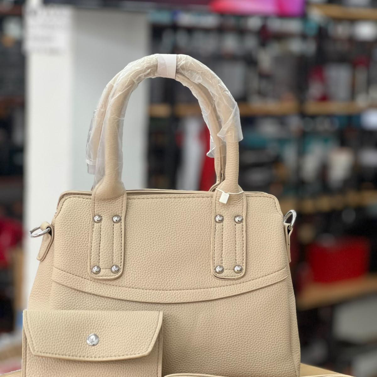 Cartera de mano con correa