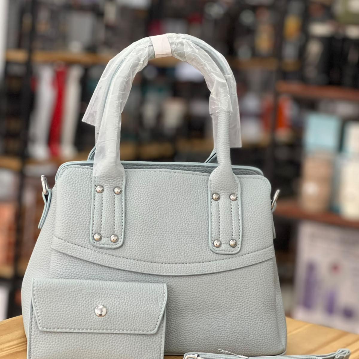 Cartera de mano con correa