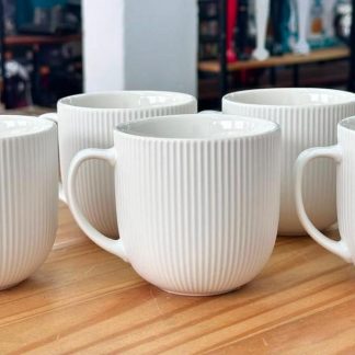 Taza blanca con relieve